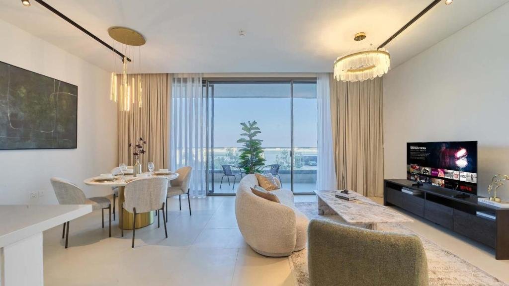 Beachfront Seafront 1 Bedroom Apartment in Al Zorah