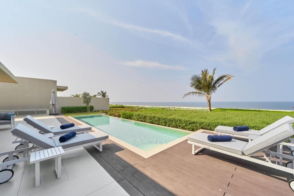 Luxury Seafront 4BR and Maids Villa Al Zorah