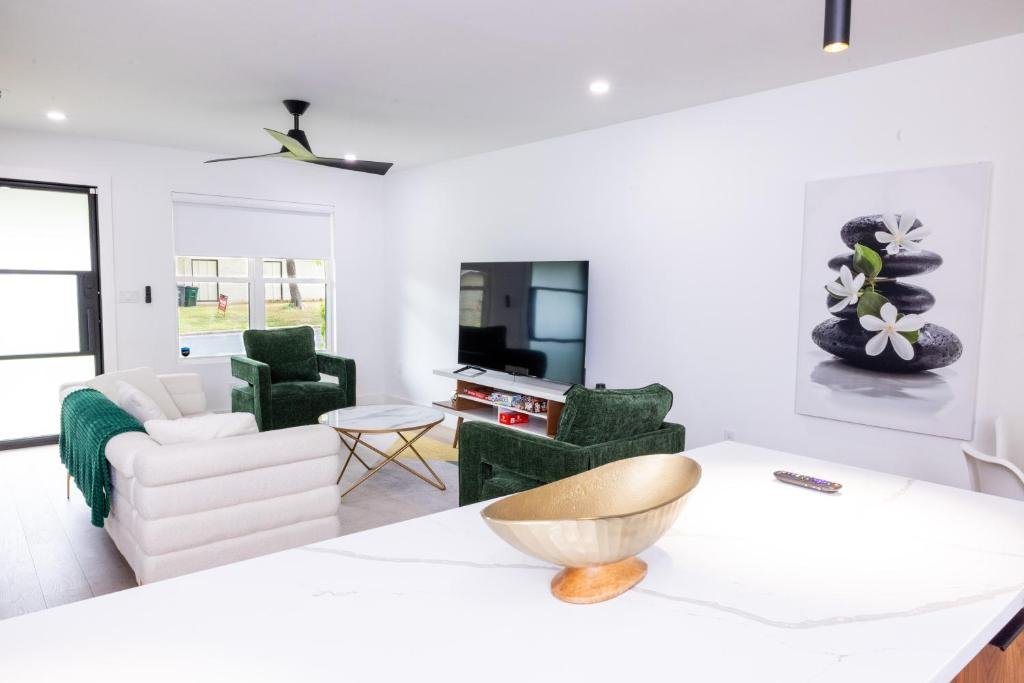 Luxe Retreat, Modern Gem with Private Backyard Oasis