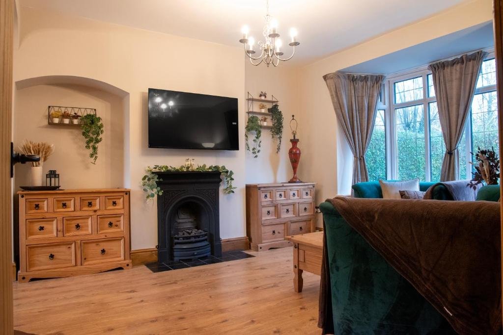 Spacious Luxury Home in Bolton Sleeps 7 Garden & Free Parking