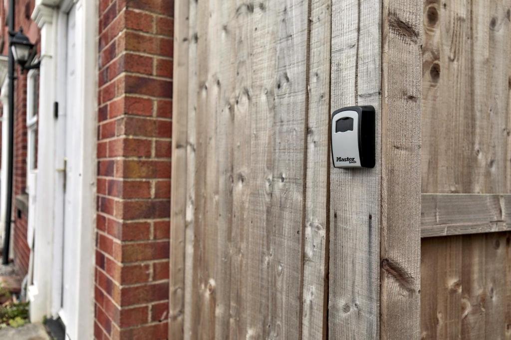 Littlebrooke House, Bolton, Free Parking, by NMB Property