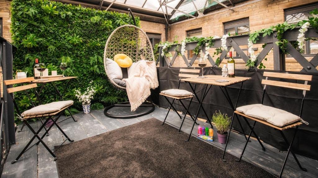 Stunning 2 bed with outside balcony, super king beds and 75’’ TV!