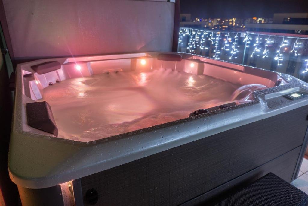 White Dream Penthouse with Jacuzzi