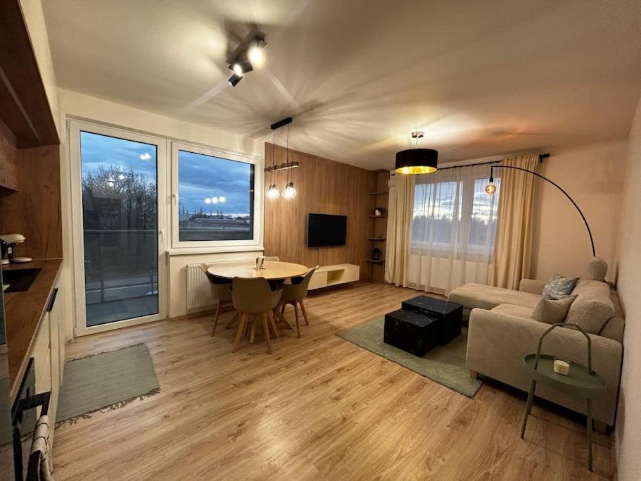 New 2 Bedroom apartment by the airport - FREE PARKING